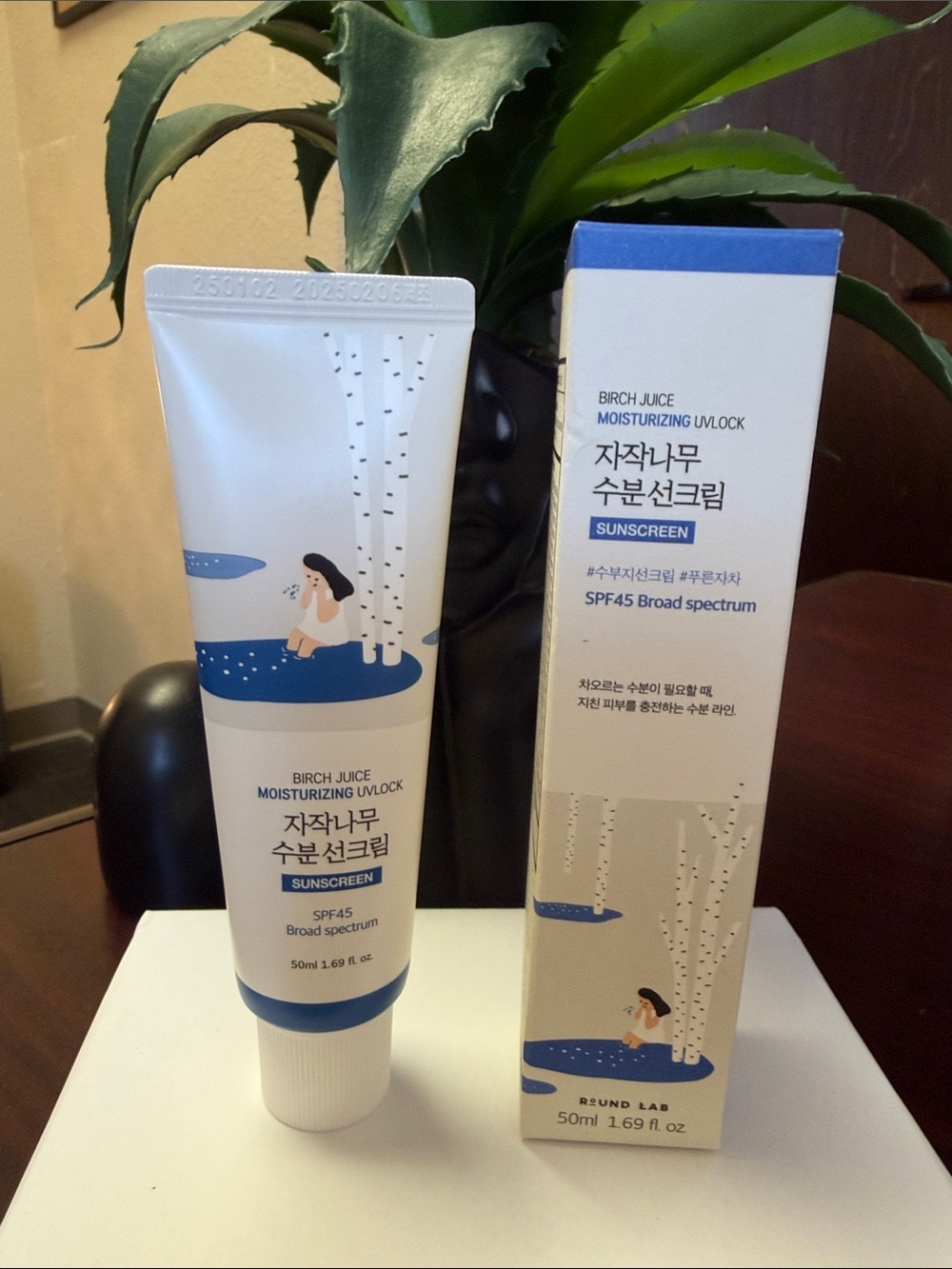 Birch Juice Moisturizing UV Lock Sunscreen SPF45 - White & Blue